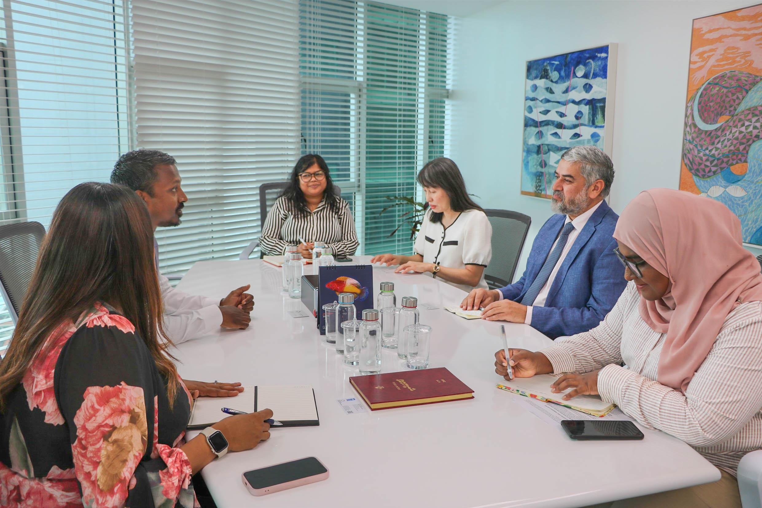 ބަންޑާރަނައިބު އަލްއުސްތާޛު އަޙްމަދު އުޝާމް، ޔޫ.އެން.ޑީ.ޕީ އިން ރާއްޖެއަށް ކަނޑައަޅުއްވާފައި ހުންނަވާ ރެސިޑެންޓް ރެޕްރެޒެންޓެޓިވް އަދުނާން ޗީމާއާ ބައްދަލުކުރެއްވުން