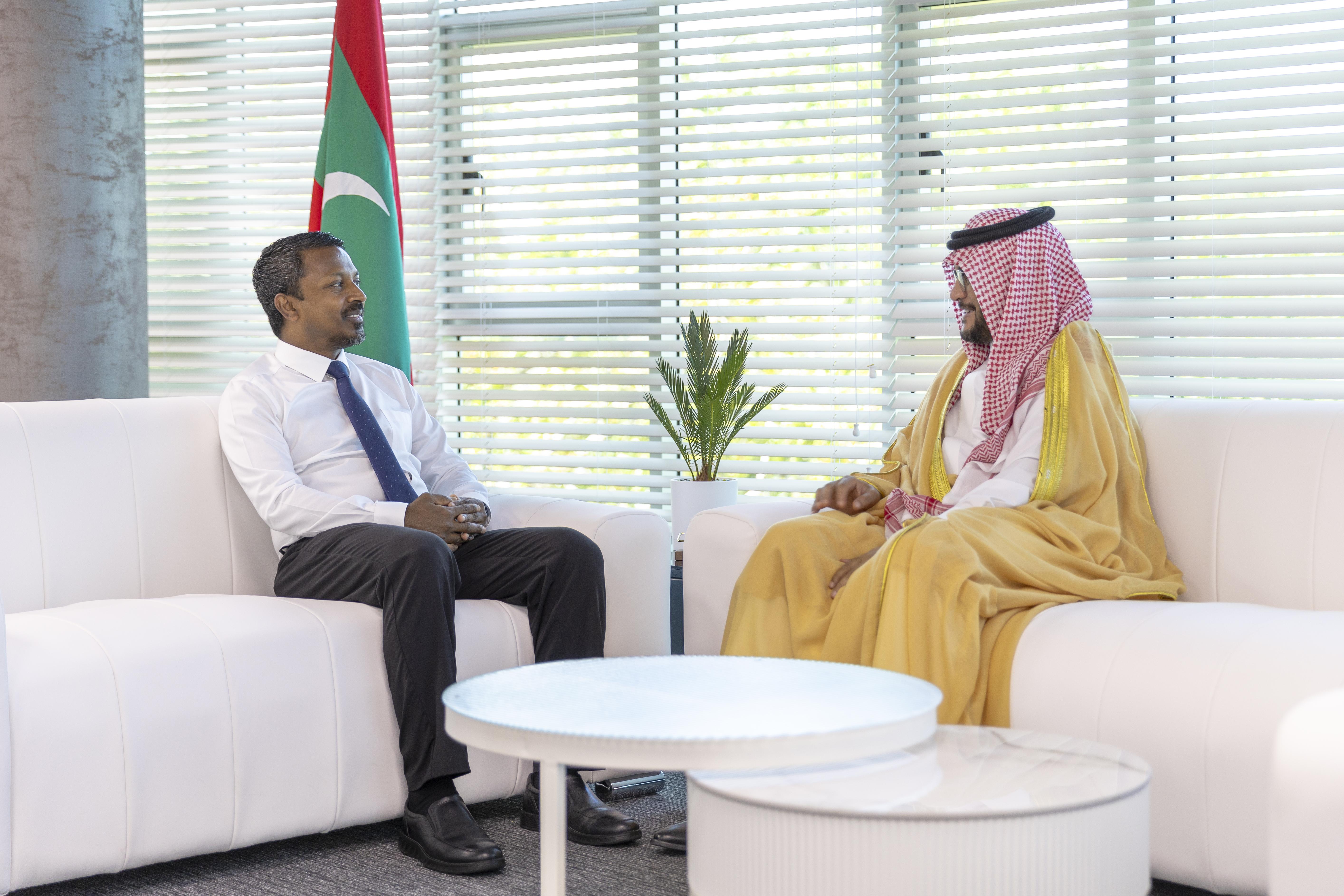 ބަންޑާރަނައިބު އަލްއުސްތާޛް އަޙްމަދު އުޝާމް، ސައޫދީ އަރަބިއްޔާއިން ރާއްޖެއަށް ކަނޑަޅުއްވާފައި ހުންނަވާ ސަފީރު ޔަހްޔާ ޙަސަން އަލްގަހްތާނީއާ ބައްދަލުކުރެއްވުން