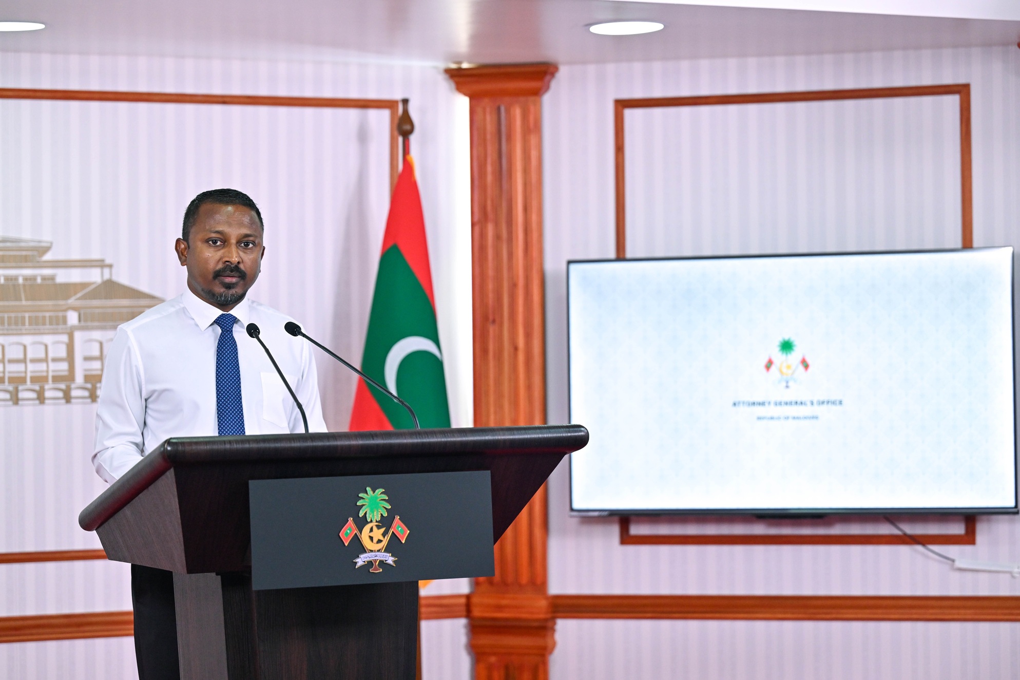 ބަންޑާރަނައިބުގެ އޮފީހުން ކުރަމުންދާ މަސައްކަތްތަކުގެ މައުލޫމާތު ދެއްވުމަށް އަލްއުސްތާޛު އަޙްމަދު އުޝާމް ނޫސްވެރިންގެ ބައްދަލުވުމެއް ބާއްވައިފި
